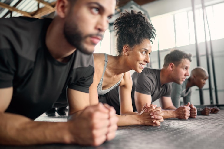 Foto teamwerkplankoefening of diversiteitsgymnastiek voor samenwerking, motivatie of wellnesstraining, training of fitness vriendenteam of atleet in studio op de vloer voor gezondheidscardio of sportspierdoel