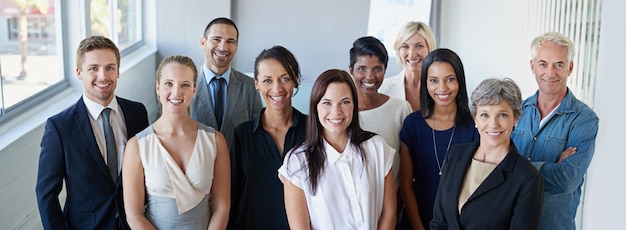 Foto teamwerkportret en gelukkige zakenmensen die samen staan voor leiderschapsmanagement en diversiteit in het bedrijf glimlach op gezichten van werknemersvrouwen of mannen in groepssamenwerking en loopbaanmentaliteit