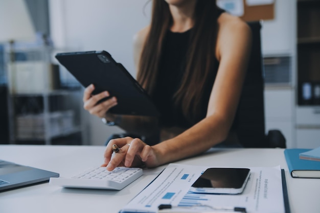 Teamwerkproces jonge bedrijfsleiders bemanning werkt met een nieuw start-upproject laptop op houten tafel typen toetsenbord sms-berichten analyseren grafiekplannen