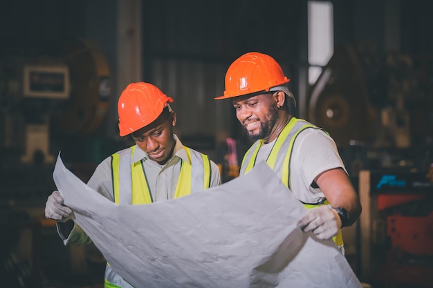 Teamwork Afro-Amerikaanse zwarte man is arbeider en werkt in een zware metalen fabriek