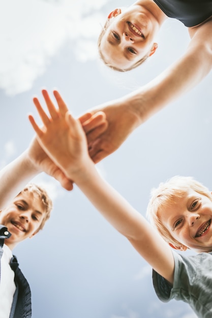 Sfondo del lavoro di squadra, bambini che si accatastano le mani nel mezzo, foto di famiglia