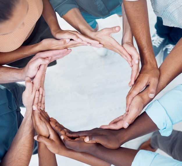 Foto collaborazione nel lavoro di squadra e circolo di sinergia mani supporto e solidarietà di fiducia obiettivi e missione di team building al di sopra del flusso di lavoro diversità di gruppo e rete di connessione comunitaria e mondo