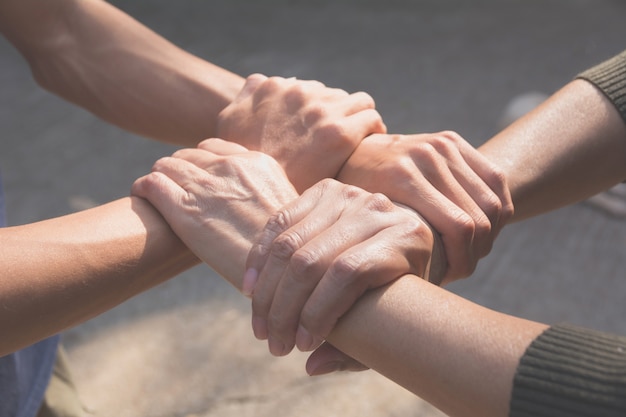 팀워크 개념입니다. 협력 성공을 위해 합류하는 사람들.