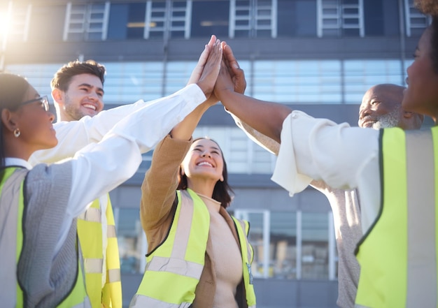 Foto il lavoro di squadra si batte il cinque e le persone ingegneristiche supportano il successo e la collaborazione per la missione del progetto o la pianificazione urbana il team di architettura del gruppo e le mani insieme firmano per gli obiettivi dei lavoratori edili