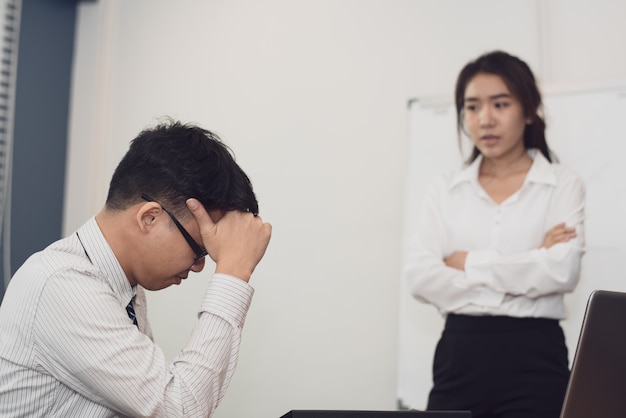 teamwork in uitgeput en depressief voelen van gefrustreerd. angst concept.