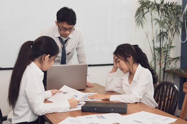 teamwork in uitgeput en depressief voelen