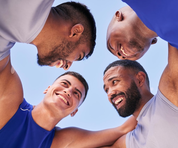 Foto teamwork lage hoek of gelukkige mannen in een groep met volleybalwedstrijdstrategie voor motivatiemissie of ondersteuning fitnessglimlach of sportatleten plannen doelen, groepsdoel of trainingsspel samen
