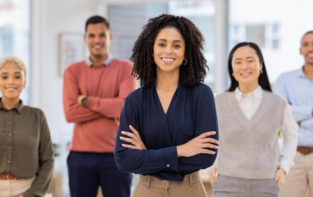 Teamwork leiderschap en portret van zwarte vrouw in functie voor ondersteuning van gemeenschap en diversiteit samenwerking blij en management met zakenmensen voor zelfverzekerde solidariteit of geloof in opstarten