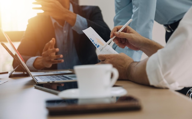 Teamwork met zakenmensen analyse kosten grafiek op bureau in vergaderruimte