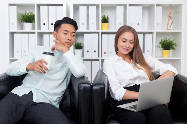 写真 男と女のチームワーク