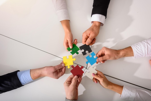 파트너의 팀워크는 통합 및 시작으로 퍼즐 조각을 연결합니다.