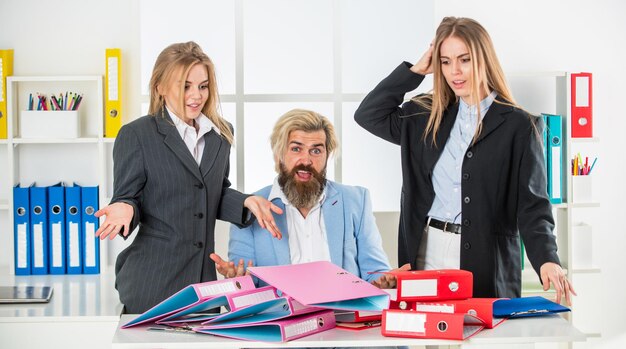 Foto lavoro di squadra persone moderna vita d'ufficio ceo donne con uomo manager dura giornata di lavoro buoni partner commerciali partnership e collaborazione capo e dipendente uomo d'affari lavorano con segretario in ufficio