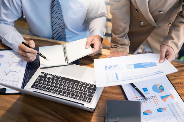 Lavoro di squadra progetto di avvio pianificazione di un grande gruppo di discussione incontro lavorando insieme