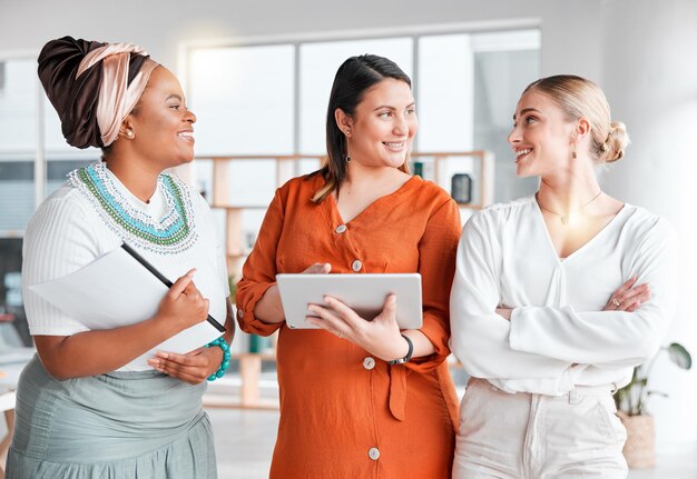 Foto teamwork-tablet en planning met een groep vrouwen voor onderzoek, reclame en netwerken digitale marketingwebsite en technologie met zakenmensen voor diversiteit, internet en strategie