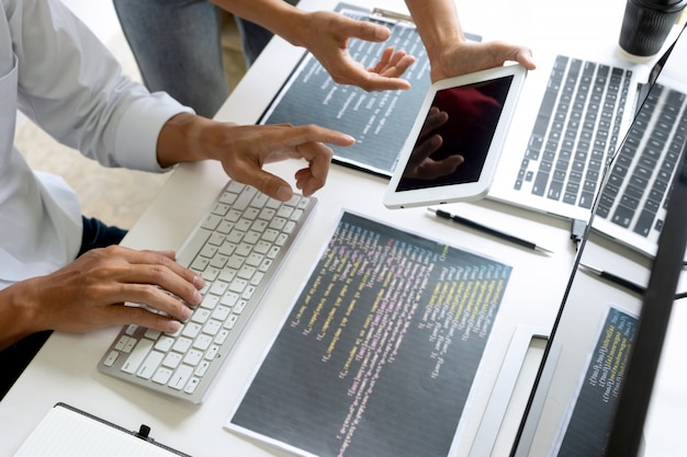 Foto programmatore del gruppo di lavoro di squadra che lavora con il computer