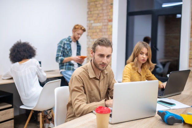 Teamwork team di giovani professionisti che lavorano insieme in ufficio e sembrano coinvolti