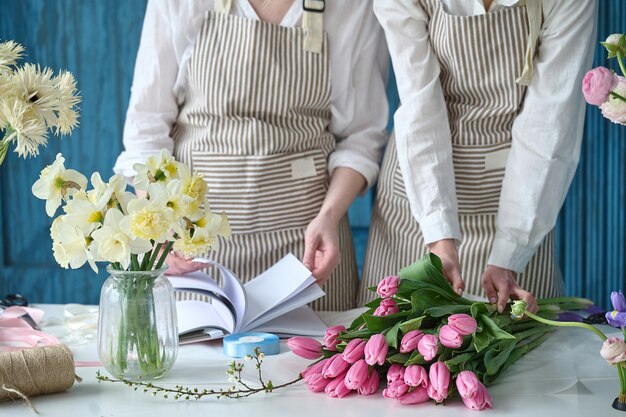 Teamwork Twee jonge mooie bloemisten maken een boeket