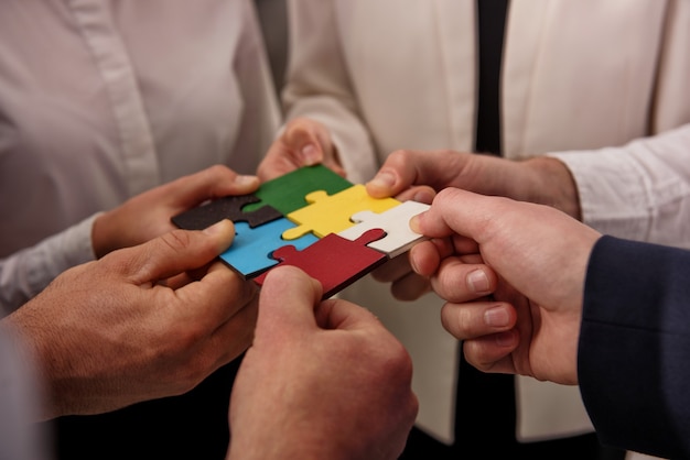 Teamwork van partners. Concept van integratie en opstarten met puzzelstukjes