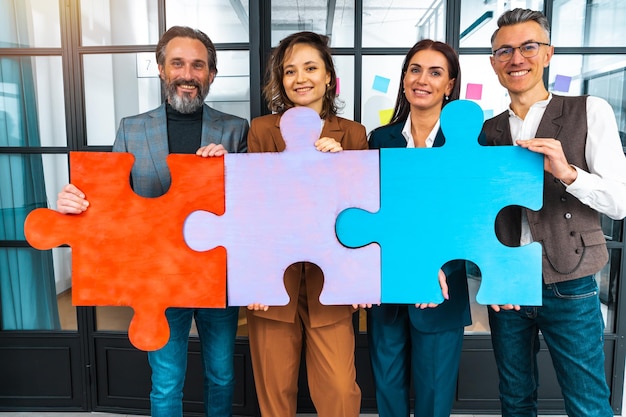 Teamwork van partners verbinden puzzelstukjes als integratie en opstarten