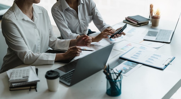 Teamwork van zakelijke collega's overleg nieuw strategieplan bedrijfs- en marktgroei op financieel document grafiekrapport conferentie om groeiwinst te maken Partnervergaderingen en briefing