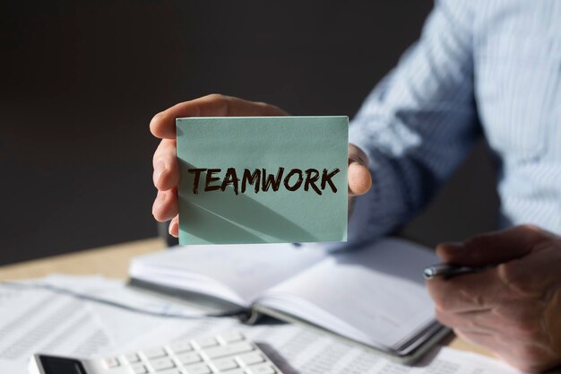 Teamwork woord op papier in handen van de zakenman