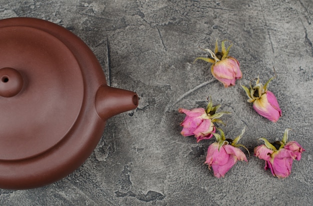 Photo teapot and buds of roses