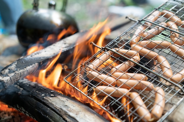 찻주전자 소시지 구이 캠프파이어 자연 피크닉 모닥불 음식 숲 하이킹 준비