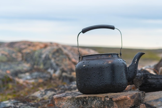 Чайник на камне на фоне неба