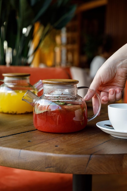 高級レストランの木製テーブルにお茶を入れたティーポット