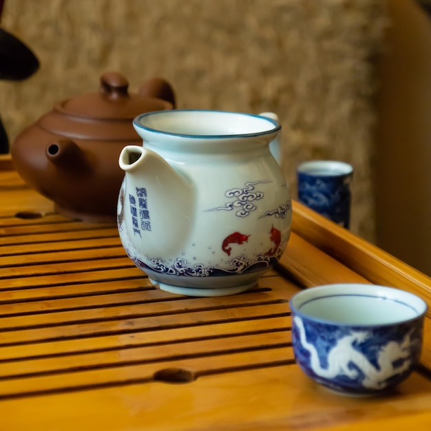 伝統的な中国の茶道でのティーポットとカップ