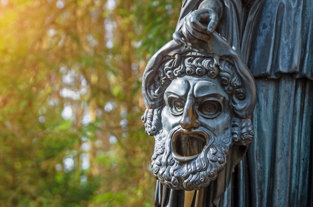 森林公園の銅の彫刻の涙のマスク