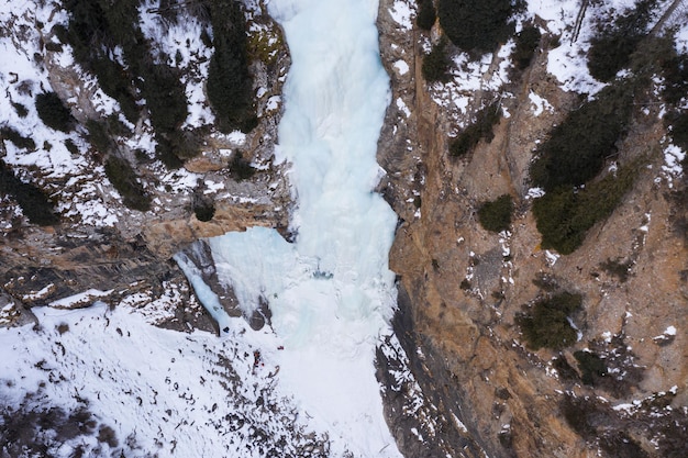 Foto lacrime di leopard cascata congelata in inverno vista aerea paesaggio di barskoon valley kirghizistan