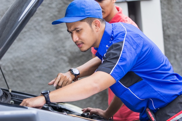 Techinician help customer fixing his car