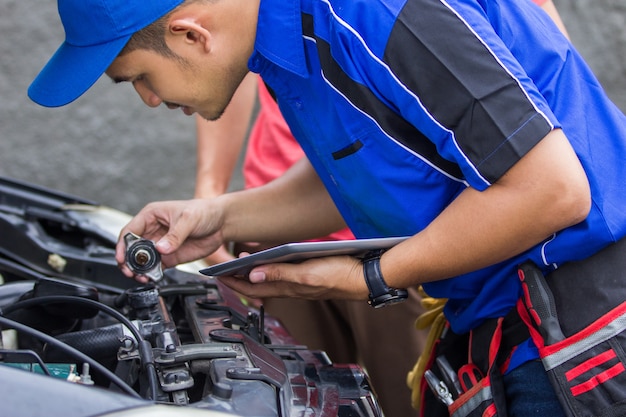 Techinician help customer fixing his car