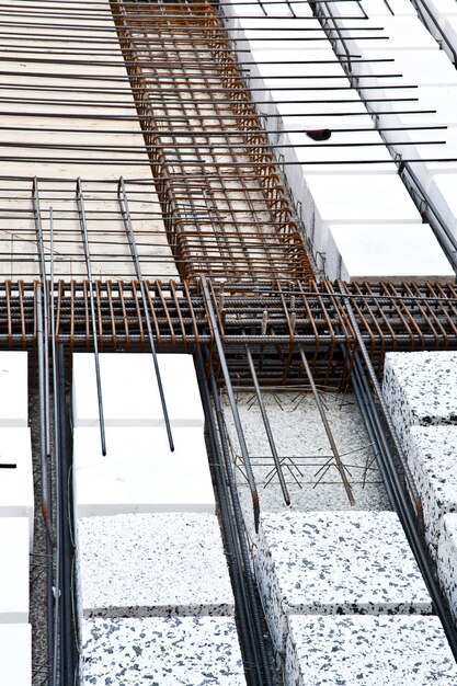 建物の操作の技術的な詳細：床。材料：ポリスチレン、棒鋼、コンクリート