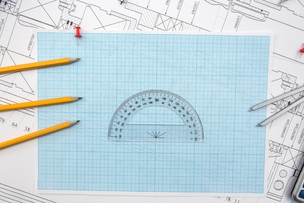 Foto disegno tecnico, carta millimetrata e strumenti