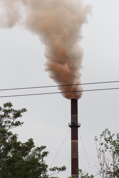 Photo a technical pipe that emits pink smoke
