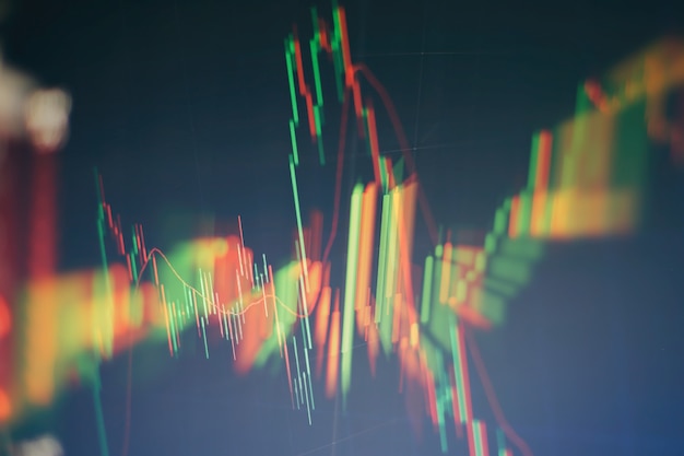 テクニカル価格グラフとインジケーター、青のテーマ画面の赤と緑のローソク足チャート、市場のボラティリティ、上昇傾向と下降傾向。株取引、暗号通貨の背景。