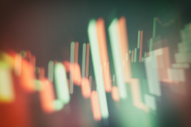 Grafico e indicatore del prezzo tecnico, grafico a candele rosso e verde sullo schermo del tema blu, volatilità del mercato, tendenza al rialzo e al ribasso. commercio di azioni, sfondo di criptovaluta.