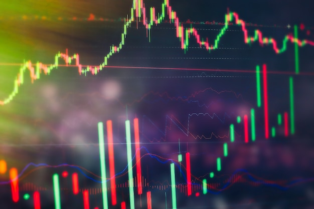 Grafico e indicatore del prezzo tecnico, grafico a candele rosso e verde sullo schermo del tema blu, volatilità del mercato, tendenza al rialzo e al ribasso. commercio di azioni, sfondo di criptovaluta.