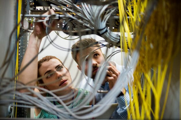 Foto technici die kabel bevestigen