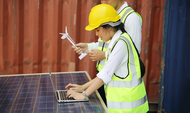 Technici installeren panelen zonnecellen om elektriciteit te produceren en te distribueren. energie technologie concept