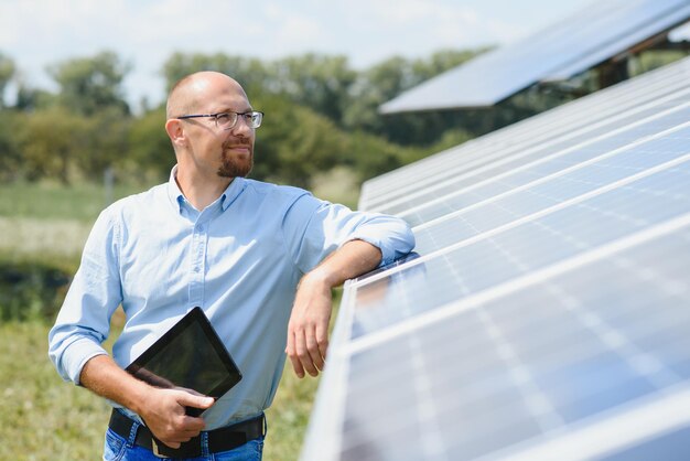 Foto il tecnico controlla la manutenzione dei pannelli solari