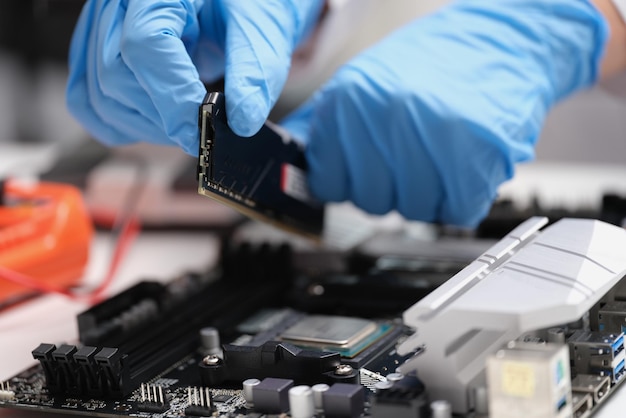 기술자가 CPU 마이크로프로세서를 마더보드 소켓에 연결합니다.
