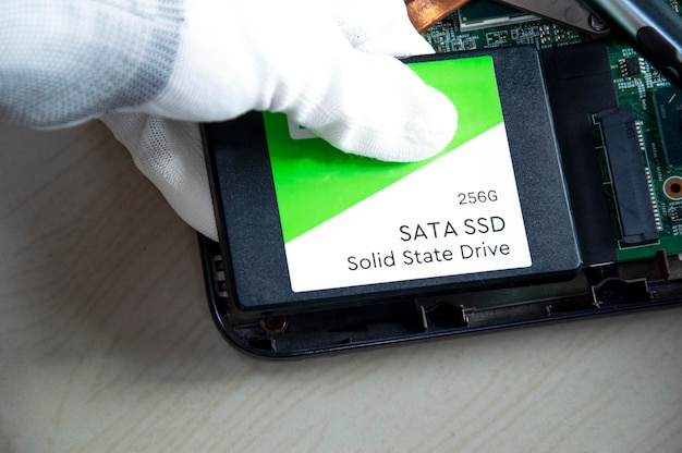 Техник устанавливает ssd-накопитель в старый компьютер, обновляя компьютер