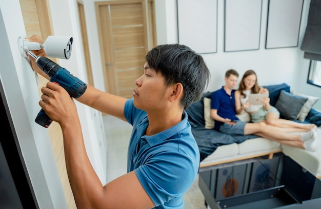 Un tecnico installa una telecamera cctv in un appartamento moderno