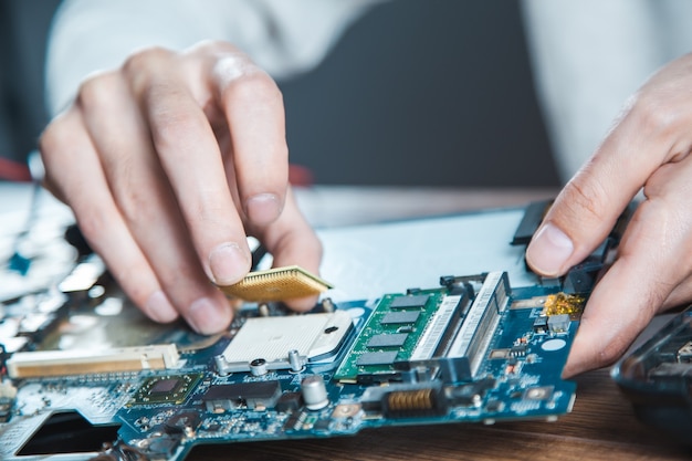 Foto il tecnico sta inserendo la cpu sul socket della scheda madre del computer