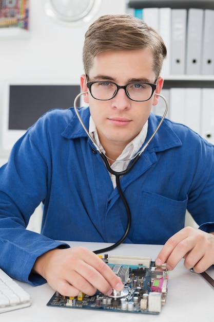 Tecnico che ascolta la cpu con lo stetoscopio