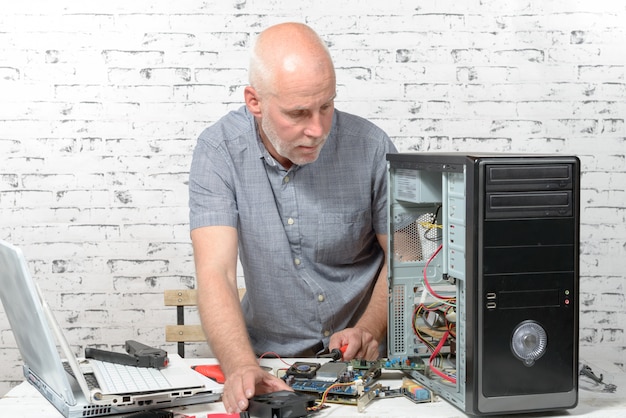 Un tecnico che ripara un computer