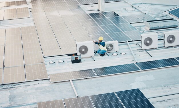 Технический специалист по крышам и солнечным панелям для устойчивого развития экологически чистой энергии и техобслуживания для возобновляемых источников энергии